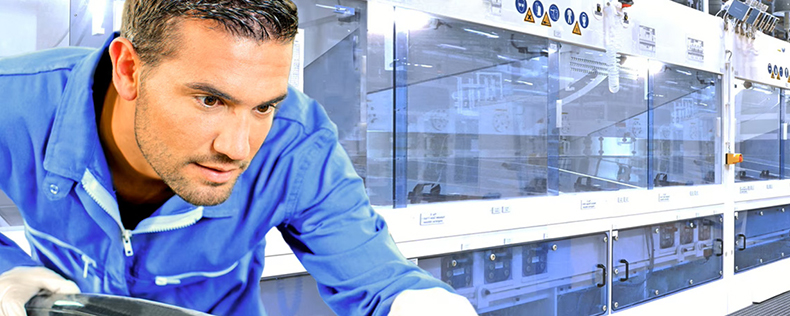 Mitarbeiter an moderner Produktionsanlage