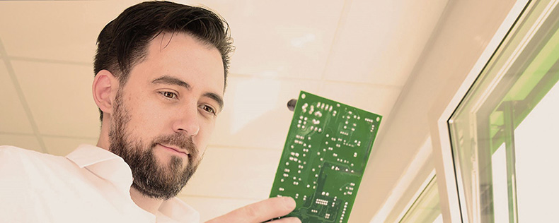 Mann mit einem Mikrochip