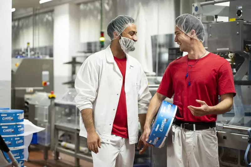 Zwei Arbeiter unterhalten sich und lachen