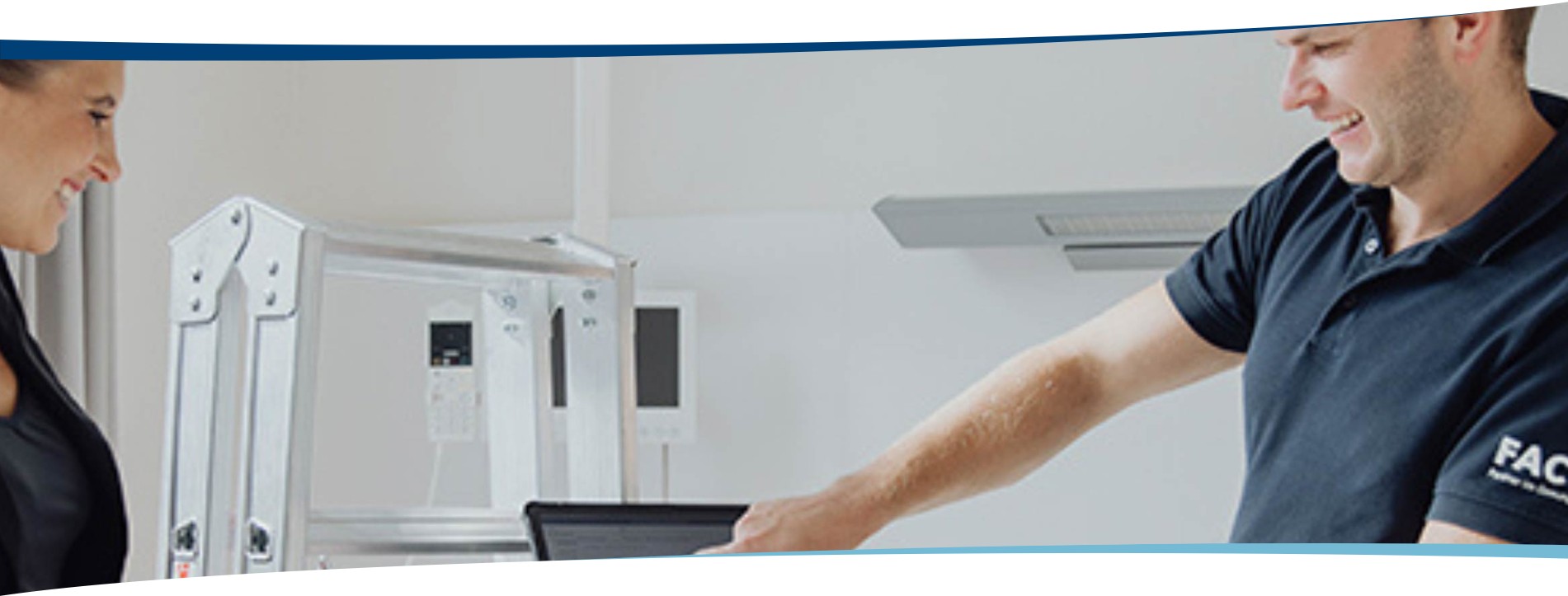 Zwei Personen bei Geräteprüfung