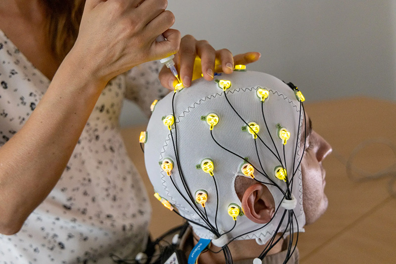 Mann mit BrainCap auf dem Kopf