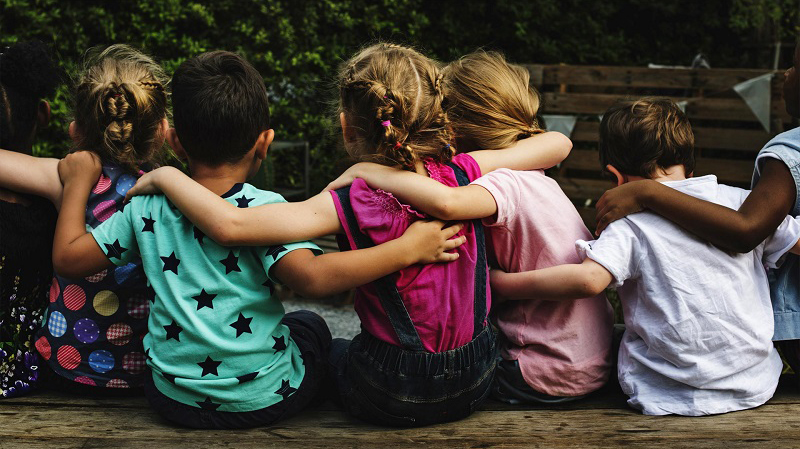 Kinder, die sich in einer Gruppe umarmen