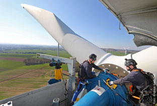 Zwei Techniker mit Windenergieanlagen