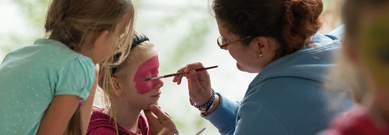 Kleines Mädchen auf ihr Gesicht gemalt