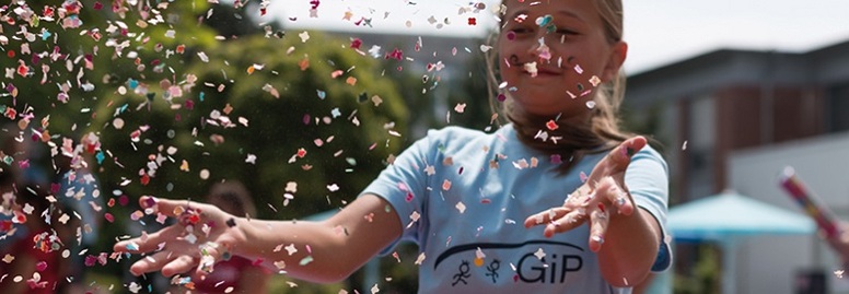 Das Mädchen spielt mit Konfetti