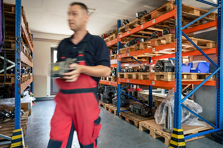 Logistikmitarbeiter im Ersatzteillager