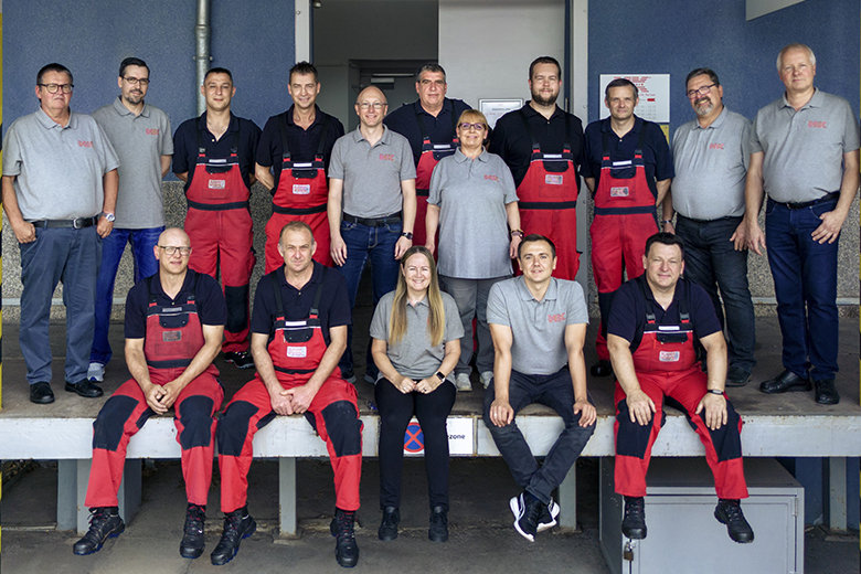 Mitarbeiter-Teamfoto vor Firmengebäude