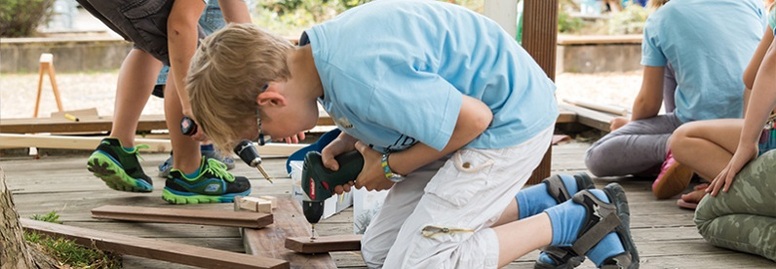 Kinder lernen zu bauen