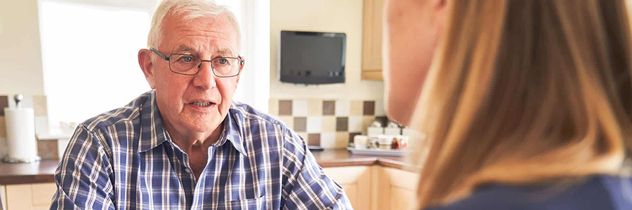 Sozialpädagogin berät Patienten