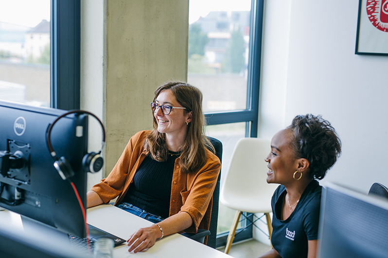 Lachende Kollegen bei der Arbeit
