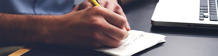 Mann schreibt eine Notiz