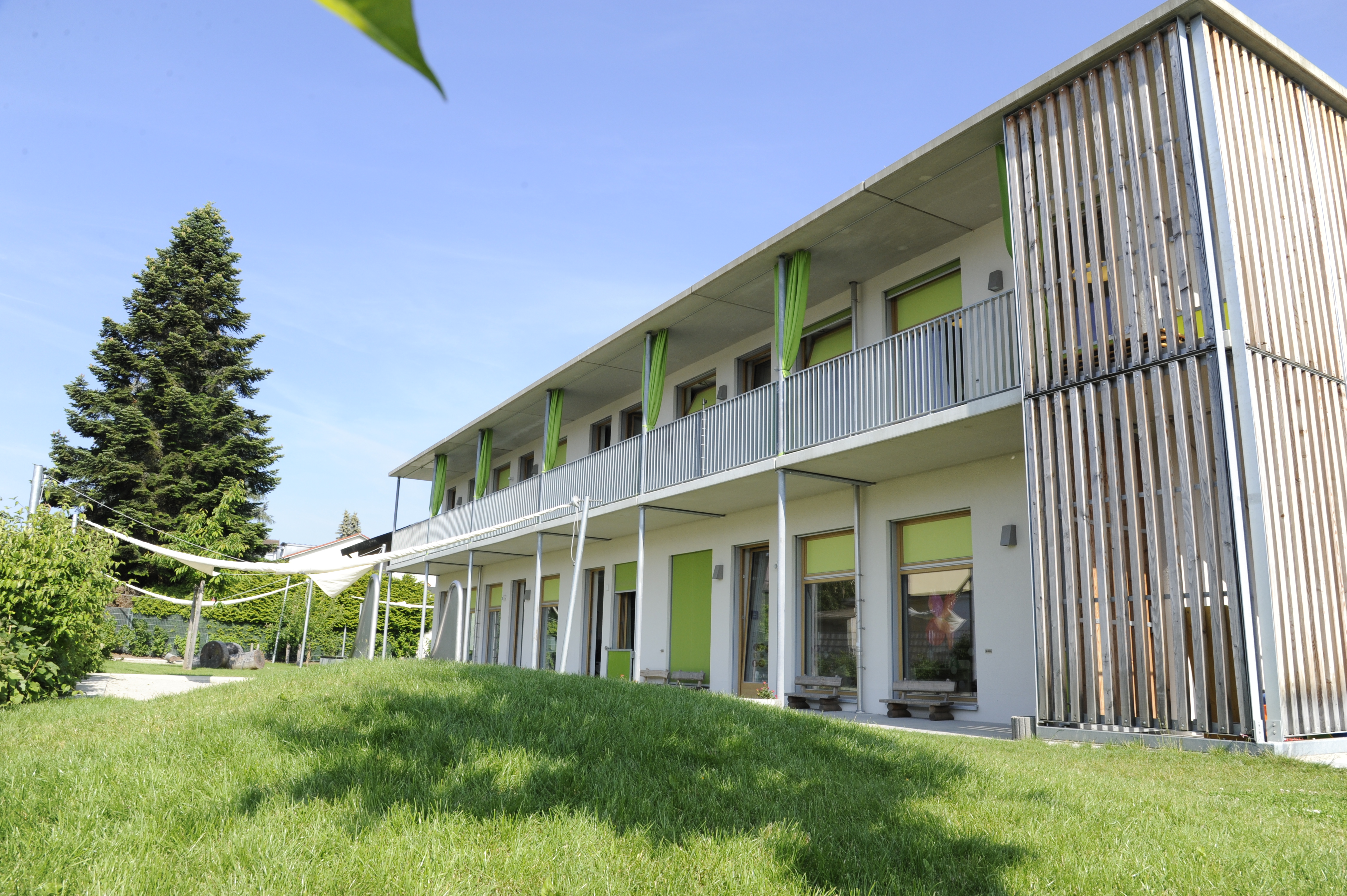 Modernes Gebäude mit grünen Akzenten