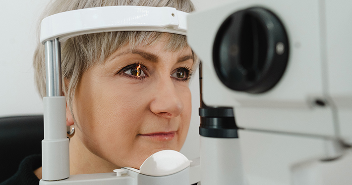 Frau bei Augenuntersuchung an der Spaltlampe