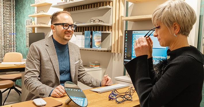 Optiker berät Kundin bei der Brillenauswahl