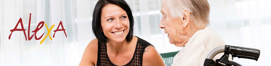 alte Dame und Pflegehelferin - AlexA Seniorendienste GmbH