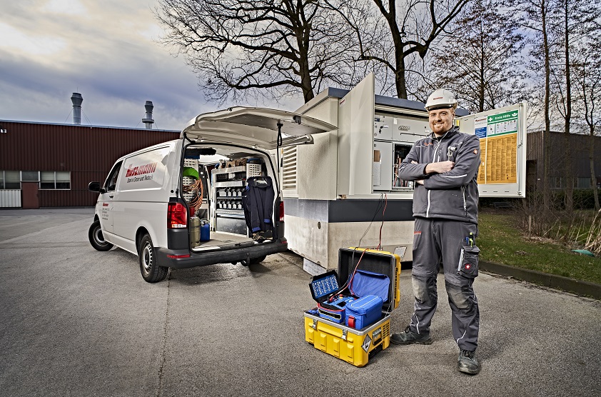 Elektriker mit Servicefahrzeug