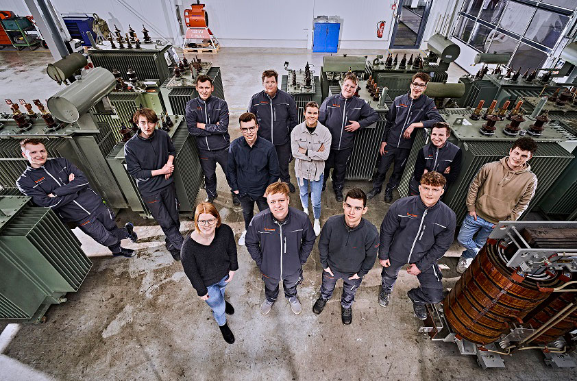 Teamfoto mit Transformatoren