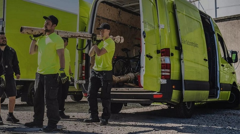 Arbeiter, die auf der Baustelle arbeiten