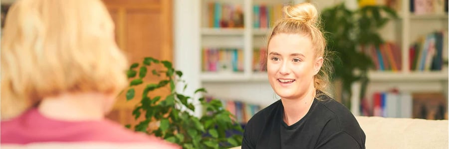 Sozialpädagogin berät Patienten