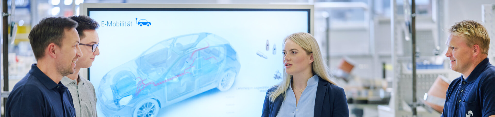 Team vor E-Mobilitäts-Präsentation in der Produktion