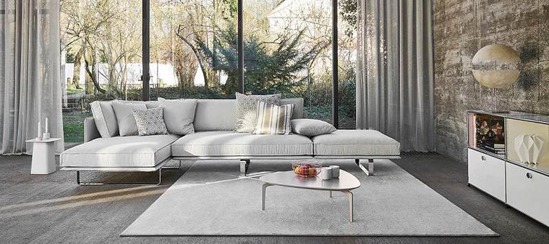 Großes Wohnzimmer mit weißem Sofa