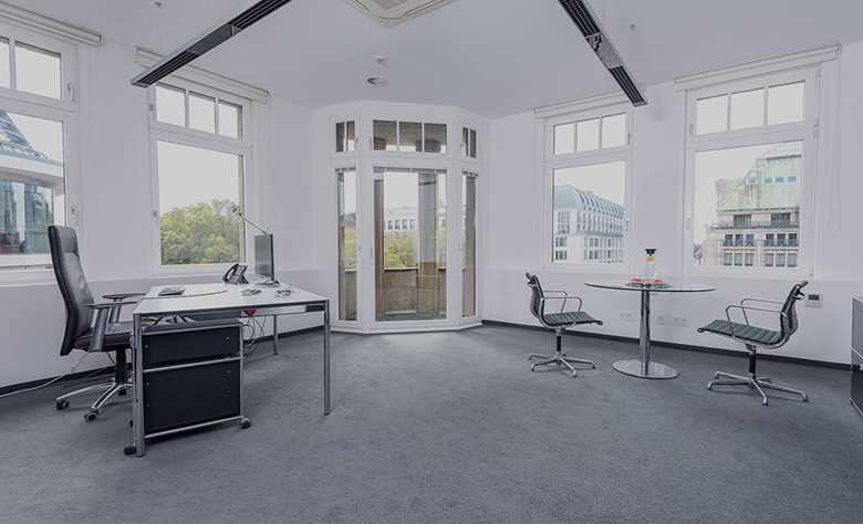 Helles Einzelbüro mit Stadtblick