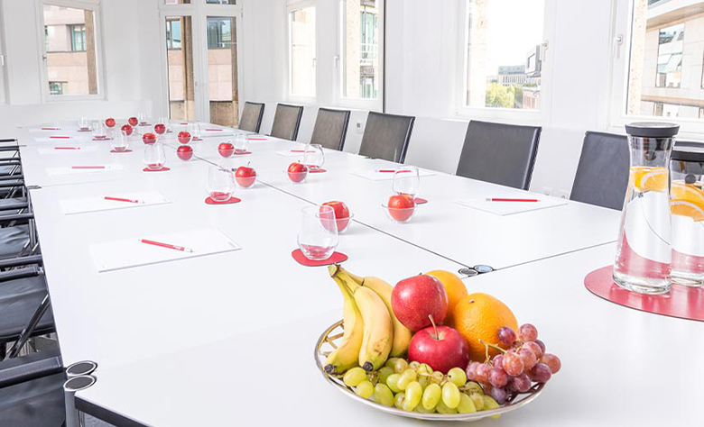 Konferenzraum mit Obstschale