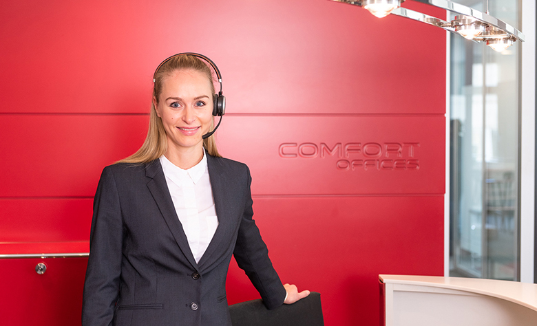 Büroempfang mit roter Theke