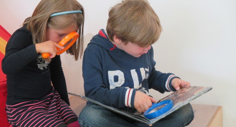 ein kleines Mädchen und ein kleiner Junge spielen