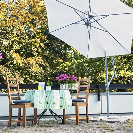 Terrasse mit Sonnenschirm und Tisch