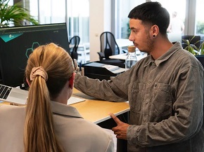 zwei Menschen arbeiten