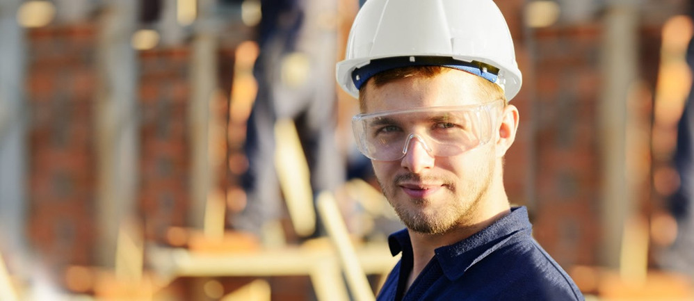 Arbeiter mit Brille und Schutzhelm