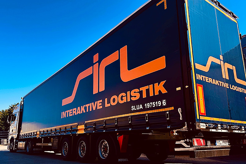 Lastwagen mit einem Anhänger mit dem Firmenlogo Sirl Dienstleistungen GmbH 