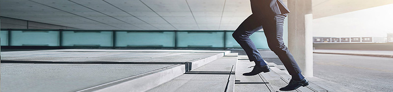 Mitarbeiter geht die eine Treppe hoch.