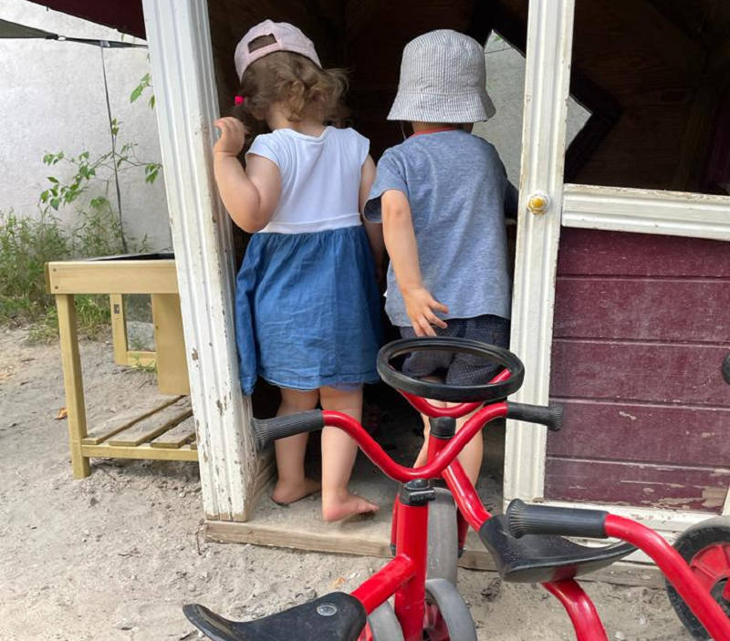 Kinder spielen