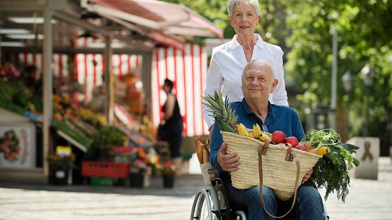 Die frau und der mann auf dem Markt