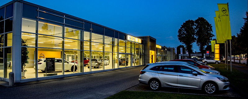 Parkplatz neben dem Autohaus