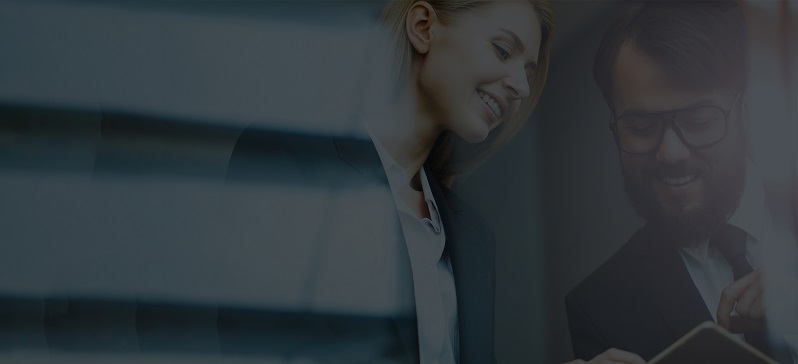 Frau und Mann lächeln