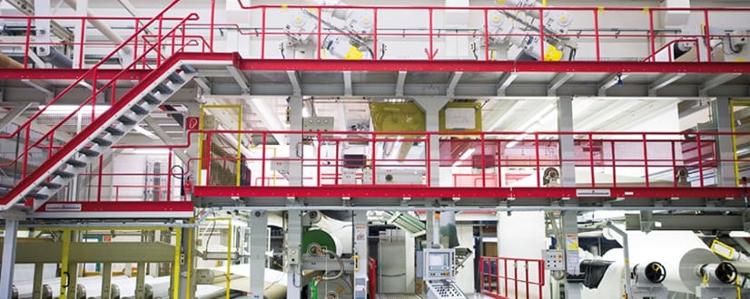 Mehrgeschossige Produktionsanlage mit roten Geländern