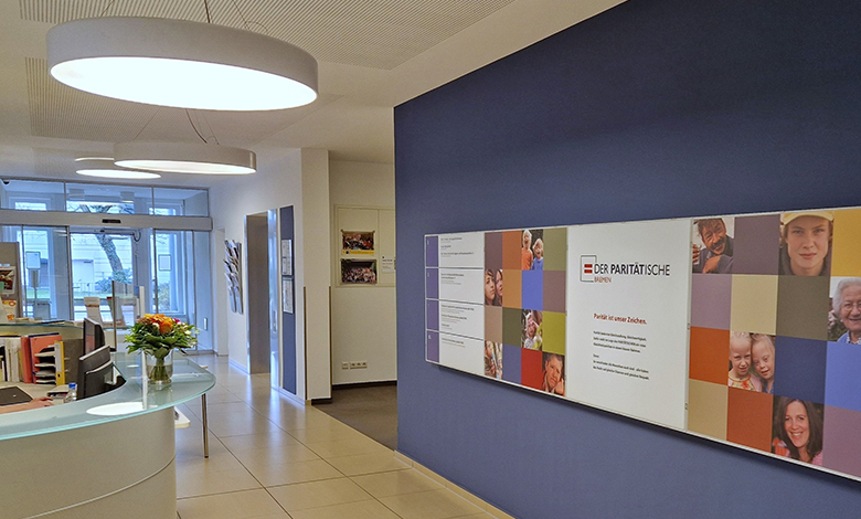 Empfangsbereich mit Logoband