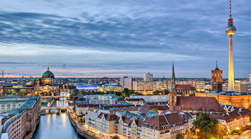 Skyline von Berlin bei Abenddämmerung.
