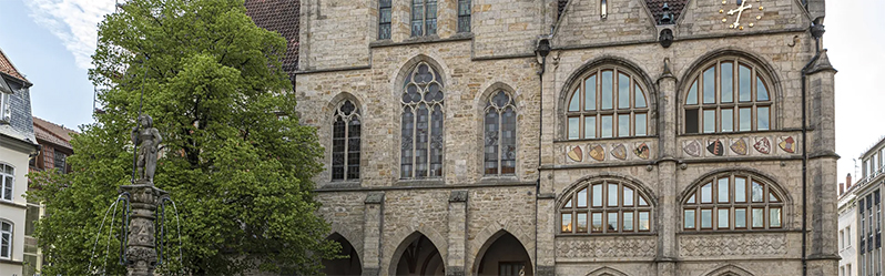 Panoramablick auf die obere Fassade eines traditionellen Gebäudes im gotischen Stil