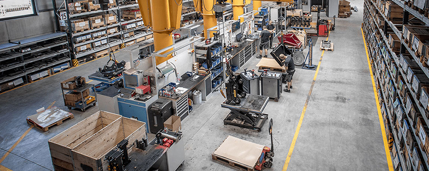 Techniker bedient ein modernes CNC-Bearbeitungszentrum