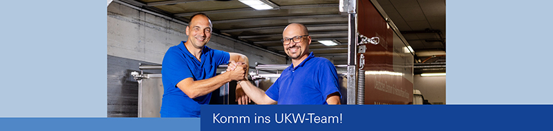 Mann mit blauer Arbeitskleidung