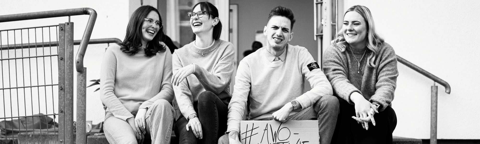 Gruppe junger Leute mit Schildern