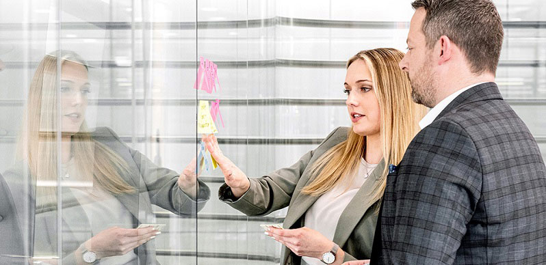 zwei Sachbearbeiter Marktservice die einige Notizen analysieren