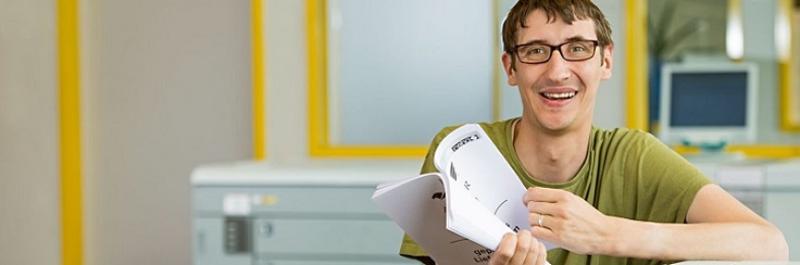 Mann, der eine Bedienungsanleitung hält