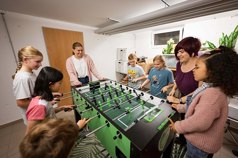 Kinder beim Tischkicker