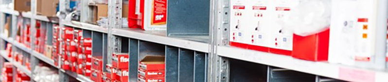 Lagerregale mit roten fischer-Befestigungssystemen