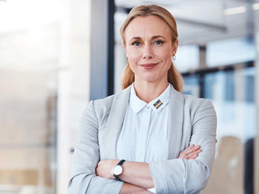 Kununu-Auszeichnung 2024 für Top-Antwortrate, daneben Fotos von Werkstattarbeiten